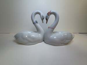 Lladro Porcelain Wedding Swans Figurine
